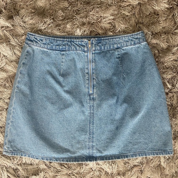 H&M COACHELLA women floral embroidery front denim mini skirt. Size 10. Used. - Picture 2 of 8